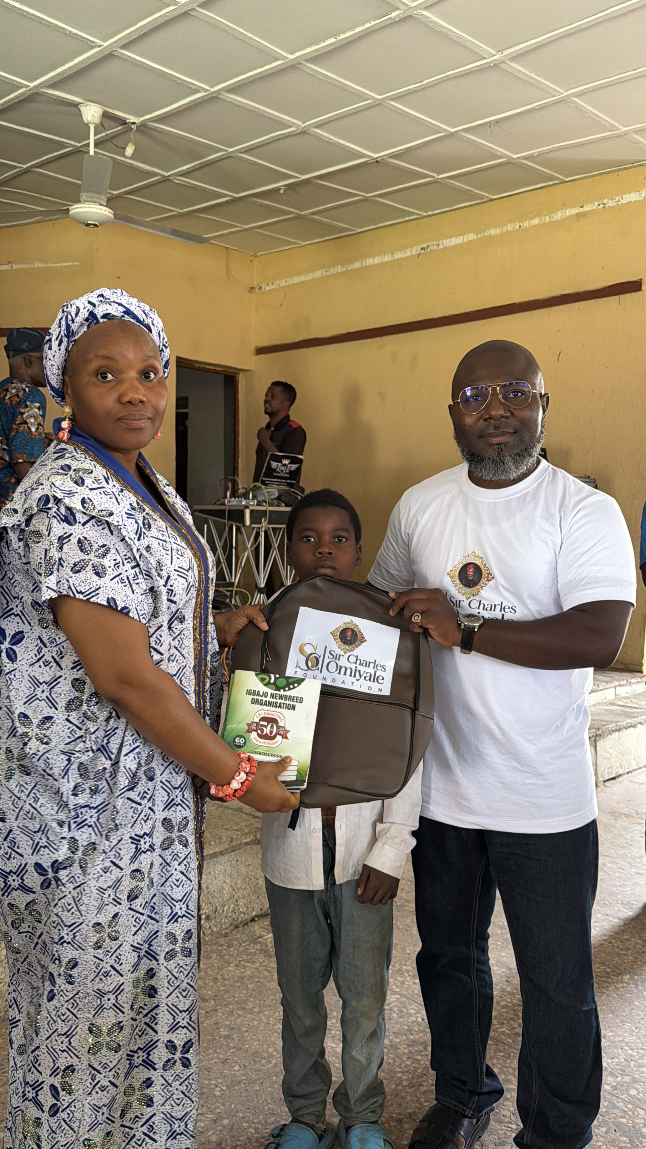 Sir Charles Omiyale donating school supplies alongside the Queen to the Owa of Igbajo, olori Sophia Makinde